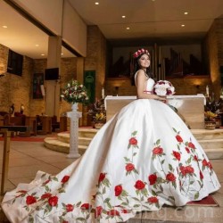 V Neck White Quinceanera Dresses 2024 With Red Flower Embroidery Ball Gown Princess Vestidos De Party Dresses