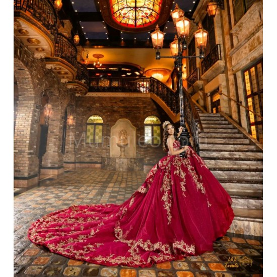 Sleeveless Burgundy Quinceanera Dress Lace Appliques Sweetheart Neck Sweet 15 Gowns